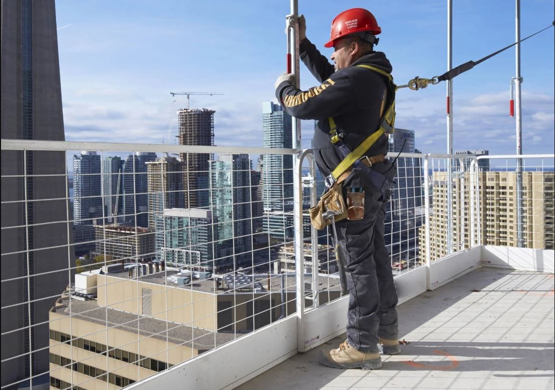 Boşluğa Düşmeyin: Korkuluk Kullanın ve Güvenle Çalışın.